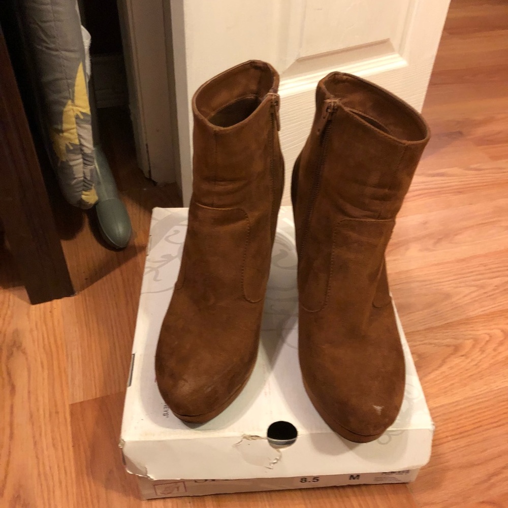 Suede brown boots